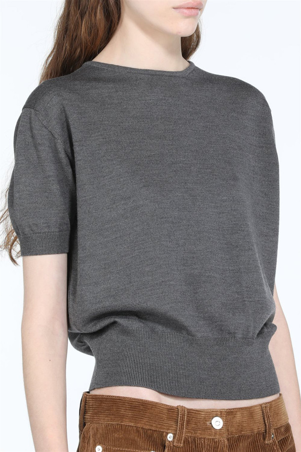 **울 크롭 하프슬리브 니트**는 여성용 상의로, 멜란지 그레이와 블랙 두 가지 색상으로 제공됩니다. 봄, 가을, 겨울 계절에 적합하며, 베이직한 스타일을 추구하는 분들께 이상적입니다. 울 소재로 제작되어 부드러운 촉감을 선사하며, 라운드넥과 크롭 기장, 하프 슬리브 디자인으로 세련된 실루엣을 연출합니다. 이너 또는 단독으로 착용 가능하여 다양한 스타일을 연출할 수 있는 활용도 높은 아이템입니다.
