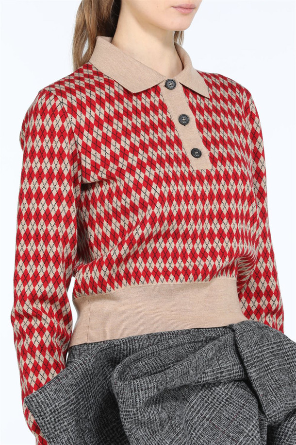 레드 아가일 폴로 니트는 클래식한 무드의 여성용 니트/스웨터입니다. 가을, 겨울 시즌에 어울리는 두꺼운 울 소재로 제작되어 부드러운 촉감을 선사하며, 크롭 기장과 레귤러핏으로 편안하게 착용 가능합니다. 아가일 패턴과 카라 디테일, 긴 소매, 폴로넥 디자인이 특징이며, 데이트룩, 모임룩, 출근룩 등 다양한 TPO에 활용할 수 있습니다. 미니멀, 캐주얼 스타일을 즐겨 입는 분들께 추천합니다.
