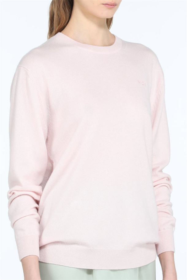 부드러운 캐시미어 소재로 제작되어 포근함을 선사하는 여성 캐시미어 크루넥 니트입니다. 파스텔 옐로우, 핑크, 그레이 세 가지 다채로운 컬러로 출시되어, 겨울철 데일리룩, 카페룩, 데이트룩 등 다양한 TPO에 매치하기 좋습니다. 레귤러핏 디자인과 크루넥 라인이 클래식하면서도 미니멀한, 여성스러운 스타일을 연출해 줍니다. 긴 소매 기장으로 보온성을 높였으며, 무지 패턴으로 어떤 옷에도 쉽게 코디할 수 있습니다. 가을, 겨울 시즌, 캐시미어 특유의 부드러운 촉감을 느껴보세요.
