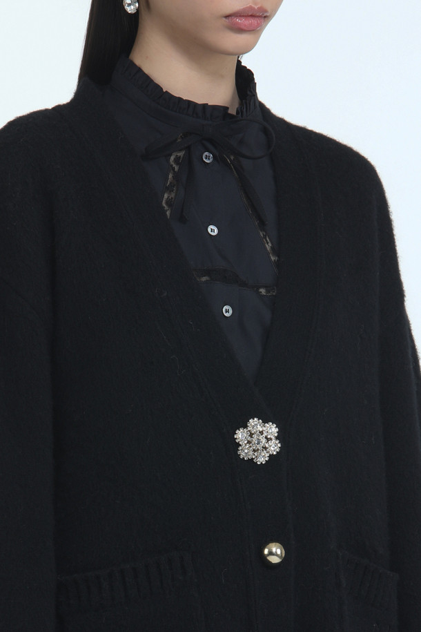 부드러운 앙고라와 버진울 소재로 제작된 여성용 블랙 가디건입니다. 가을과 겨울, 일상에서 클래식하고 엘레강스한 스타일을 연출하기 좋습니다. 라운드넥에 긴 소매, 두꺼운 두께감으로 포근함을 더하며, 오버핏 실루엣과 주얼 버튼 디테일이 특징입니다. 데이트룩, 모임룩, 소개팅룩 등 다양한 TPO에 미니멀하고 시크한 스타일을 완성해 보세요.
