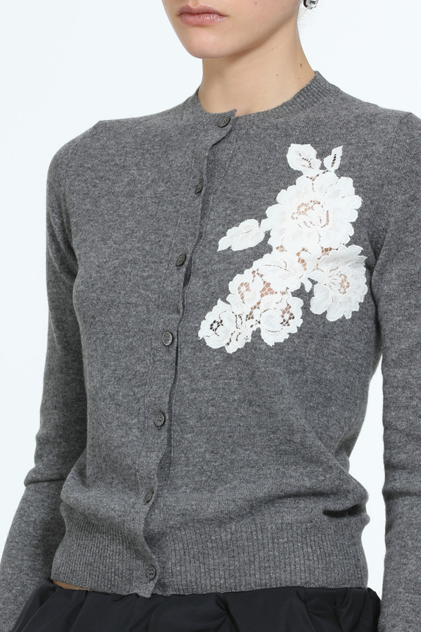 우아한 레이스 엠브로이더리 가디건입니다. 여성용으로, 그레이와 블랙 두 가지 색상으로 출시되어 다양한 스타일에 매치하기 용이합니다. 봄, 가을에 어울리는 얇은 두께의 라운드넥 크롭 기장으로, 부드러운 울 소재가 고급스러운 촉감을 선사합니다. 레이스 엠브로이더리 패치 디테일이 특징이며, 데이트룩, 카페룩, 모임룩 등 엘레강스하고 클래식, 미니멀, 로맨틱한 스타일을 연출하기 좋습니다. 긴 소매와 레귤러핏으로 편안하게 착용할 수 있습니다.
