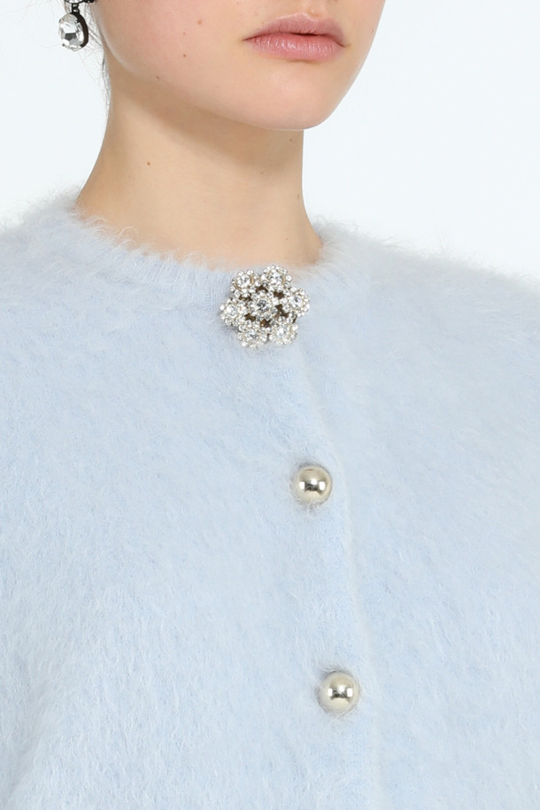 **하늘색 앙고라 가디건**은 가을, 겨울 시즌 여성의 우아함을 더해줄 아이템입니다. 부드러운 앙고라 소재의 두꺼운 크롭 기장 가디건으로, 라운드넥과 톤온톤 메탈 버튼, 포켓 디테일이 돋보입니다. 데이트룩, 카페룩, 모임룩 등 다양한 TPO에 클래식, 미니멀, 로맨틱 스타일을 연출할 수 있습니다. 긴 소매와 부드러운 촉감으로 포근함을 선사하며, 엘레강스한 분위기를 완성합니다.
