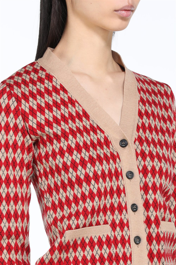 레드 아가일 가디건은 부드러운 울 소재로 제작되어 가을, 겨울 시즌 따뜻하게 착용하기 좋은 여성용 상의입니다. 클래식한 아가일 패턴과 슬림핏 디자인이 특징이며, 7부 소매와 V넥 라인이 세련된 실루엣을 연출합니다. 버튼 디테일이 포인트로 더해져 걸리시하고 미니멀한 스타일을 선호하는 분들께 추천합니다. 데이트룩, 카페룩, 겨울 데일리룩 등 다양한 TPO에 활용하여 클래식한 무드를 즐겨보세요.
