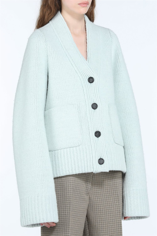 미니멀한 무드의 오버핏 본디드 가디건입니다. 울 소재로 제작되어 가을, 겨울철 따뜻하게 착용할 수 있으며, 두꺼운 두께감과 더블 본딩 안감으로 보온성을 높였습니다. 브이넥 디자인에 긴 소매 기장으로, 출근룩이나 모임룩 등 다양한 TPO에 활용 가능합니다. 구조적인 실루엣이 특징이며, 민트 색상으로 포인트를 더했습니다. 시크하고 클래식한 스타일 연출에 적합합니다.
