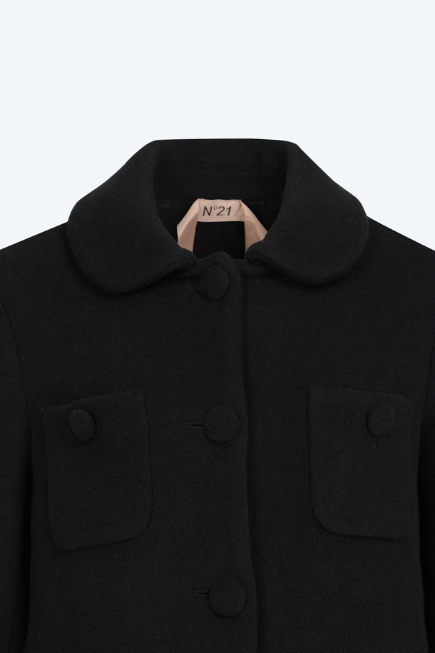 세련된 여성 우븐 울 숏 코트입니다. 가을과 겨울 시즌을 위한 필수 아이템으로, 모던하면서도 클래식한 스타일을 연출합니다. 부드러운 울 소재로 제작되어 따뜻하고 편안한 착용감을 선사하며, 숏 기장과 레귤러핏으로 어떤 룩에도 잘 어울립니다. 블랙과 핑크 두 가지 컬러로 제공되며, 라운드 칼라와 양쪽 포켓 디테일이 특징입니다. 출근룩, 오피스룩, 겨울 데일리룩 등 다양한 TPO에 활용 가능한 시크하고 미니멀한 스타일의 코트입니다.
