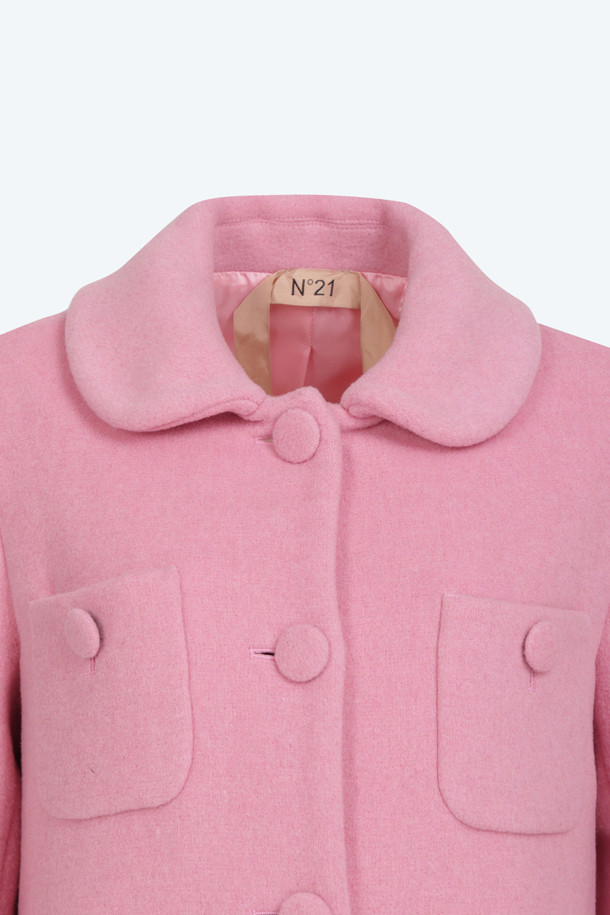 세련된 스타일을 완성하는 여성용 우븐 울 코트입니다. 가을, 겨울 시즌을 위한 두꺼운 울 소재로 제작되어 따뜻함을 선사하며, 블랙, 핑크 두 가지 컬러로 만나볼 수 있습니다. 라운드 칼라와 숏 기장, 버튼 여밈 방식, 레귤러핏 디자인으로 모던하면서도 클래식한 무드를 연출합니다. 데이트룩, 오피스룩, 겨울 데일리룩 등 다양한 TPO에 활용 가능하며, 미니멀하면서도 클래식한 스타일을 선호하는 분들께 추천합니다.
