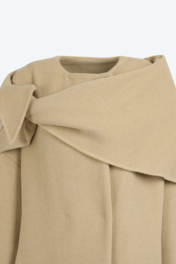 세련된 겨울 스타일을 완성하는 머플러 롱 코트입니다. 여성스러운 미니멀 무드를 연출하며, 가을과 겨울 시즌에 따뜻함과 스타일을 동시에 선사합니다. 탈부착 가능한 머플러가 있어 다양한 스타일링이 가능하며, 블랙과 베이지 두 가지 색상으로 만나볼 수 있습니다. 레귤러핏으로 편안하게 착용 가능하며, 롱 코트 디자인이 엘레강스한 분위기를 더합니다. 겨울 데일리룩, 오피스룩, 모임룩 등 다양한 TPO에 맞춰 클래식하고 시크한 스타일을 연출해보세요.
