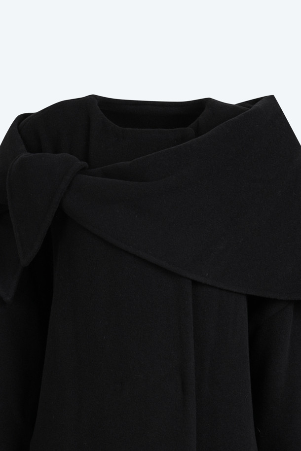 가을, 겨울 시즌을 위한 여성용 머플러 롱 코트입니다. 블랙과 베이지 두 가지 색상으로 출시되어, 어떤 스타일에도 쉽게 매치할 수 있습니다. 탈부착 가능한 머플러가 있어 클래식하고 엘레강스한 분위기를 연출하며, 필요에 따라 다양한 스타일로 활용 가능합니다. 롱 기장의 레귤러핏으로 제작되어 편안하면서도 시크한 매력을 더합니다. 겨울 데일리룩, 모임룩, 오피스룩 등 TPO에 구애받지 않고 폭넓게 활용할 수 있는 머플러 롱 코트입니다.
