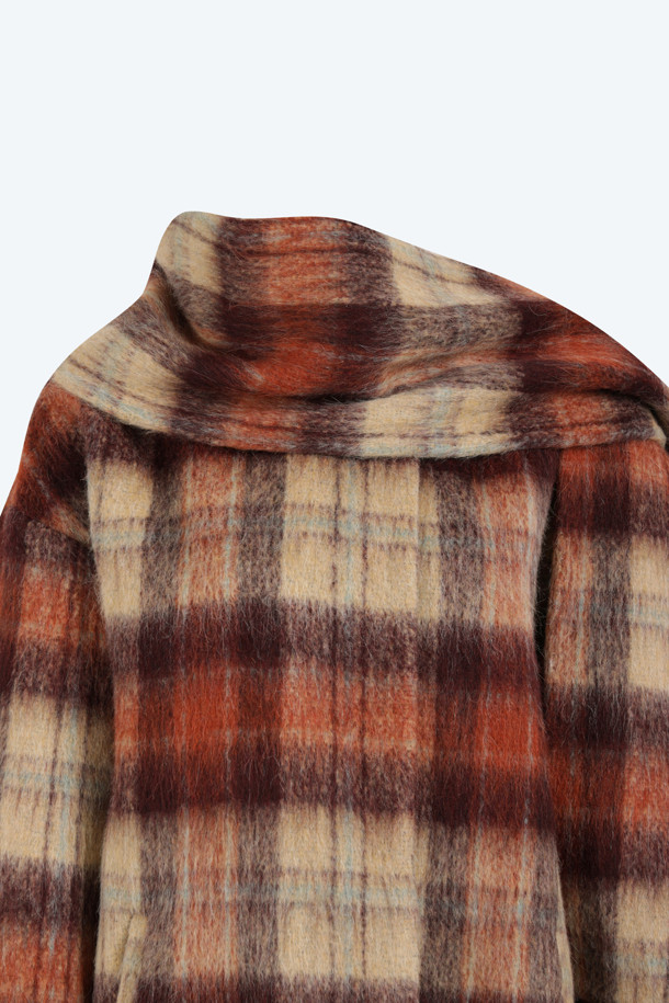 **머플러 체크 코트**

가을과 겨울, 클래식한 스타일을 연출하는 머플러 체크 코트입니다. 버건디, 베이지, 레드의 세련된 컬러로 출시되었으며, 울 소재로 제작되어 두꺼운 두께감으로 따뜻함을 선사합니다. 긴 소매 기장과 피코트 디자인은 시크하면서도 미니멀한 무드를 더합니다. 겨울 데일리룩, 모임룩, 데이트룩에 모두 잘 어울리는 아이템입니다. 체크 패턴이 돋보이는 머플러는 코트와 일체형으로 부착되어 있어 더욱 편리하게 착용할 수 있습니다.
