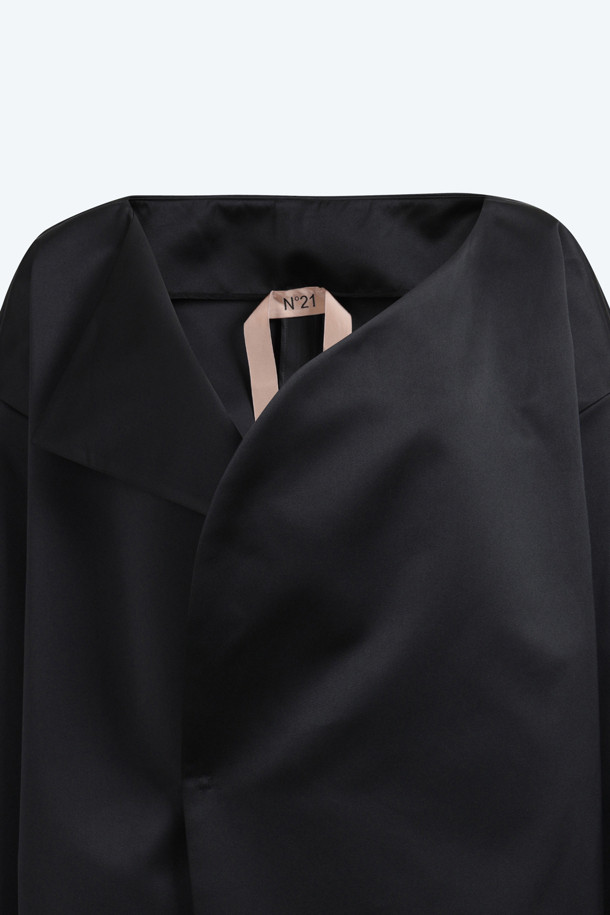 부드러운 촉감의 블랙 새틴 소재로 제작된 오버핏 오버 코트입니다. 미니멀하고 베이직한 디자인으로, 가을과 겨울철 데일리룩과 오피스룩에 모두 잘 어울립니다. 중간 두께감과 긴 소매 기장으로 보온성을 높였으며, 히든 버튼 여밈 방식이 깔끔한 실루엣을 연출합니다. 오버사이즈 핏으로 편안하면서도 세련된 스타일을 완성합니다. 클래식한 무드를 더해주는 필수 아이템입니다.
