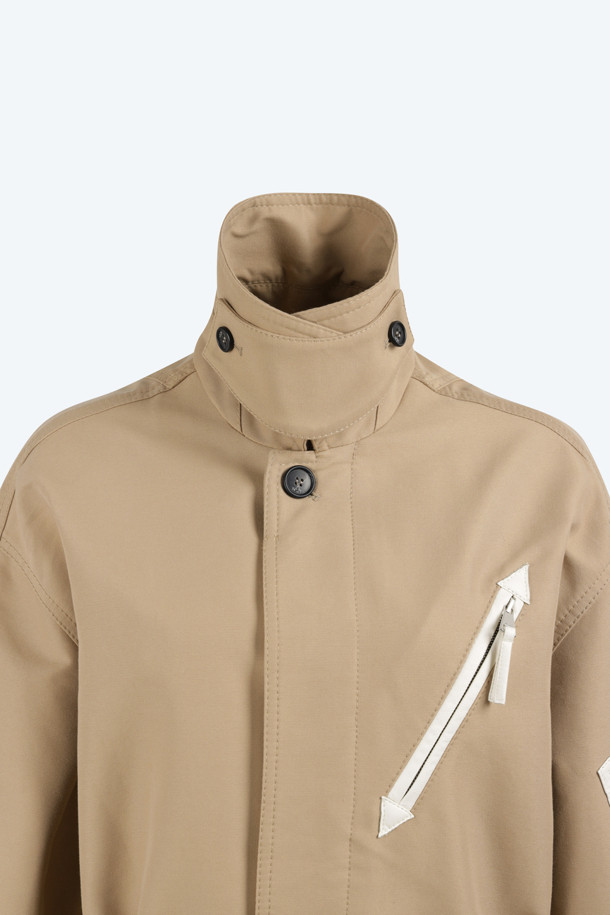 카멜 컬러와 베이지 컬러로 출시된 카멜 레인 코트는 봄, 가을에 어울리는 롱 기장의 트렌치코트 스타일 레인 코트입니다. 면과 나일론 혼방 소재로 제작되어 가볍고 편안한 착용감을 선사하며, 레귤러 핏으로 다양한 스타일의 옷 위에 걸쳐 입기 좋습니다. 싱글 버튼 여밈과 벨트 디테일이 클래식하고 미니멀한 무드를 더하며, 포켓이 있어 실용성을 높였습니다. 출근룩, 비즈니스 캐주얼, 데이트룩 등 다양한 TPO에 활용 가능하여 활용도가 높습니다.
