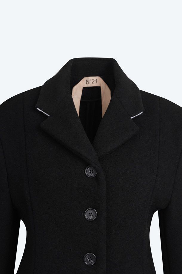 세련된 블랙 컬러의 머메이드 롱코트입니다. 울 소재로 제작되어 부드러운 촉감과 뛰어난 보온성을 자랑하며, 가을/겨울 시즌 포멀룩과 오피스룩에 적합합니다. 싱글 버튼 여밈 디자인과 롱 기장, 머메이드 핏으로 클래식하면서도 페미닌한 무드를 연출합니다. 출근룩, 모임룩 등 다양한 TPO에 시크하고 미니멀한 스타일을 더해보세요.
