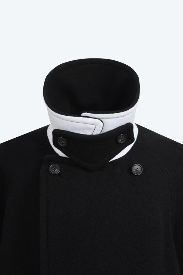 세련된 겨울 스타일을 완성하는 더블 울 롱 코트입니다. 블랙과 옐로우 두 가지 컬러로 출시되어, 미니멀하고 베이직한 스타일을 선호하는 분들께 적합합니다. 울 소재 특유의 고급스러운 분위기와 두꺼운 두께감으로 따뜻함을 제공하며, 롱 기장과 더블 버튼 여밈으로 클래식하고 시크한 멋을 더했습니다. 출근룩, 오피스룩, 모임룩 등 다양한 TPO에 활용 가능하며, 베이직한 디자인으로 어떤 스타일에도 쉽게 매치할 수 있습니다.
