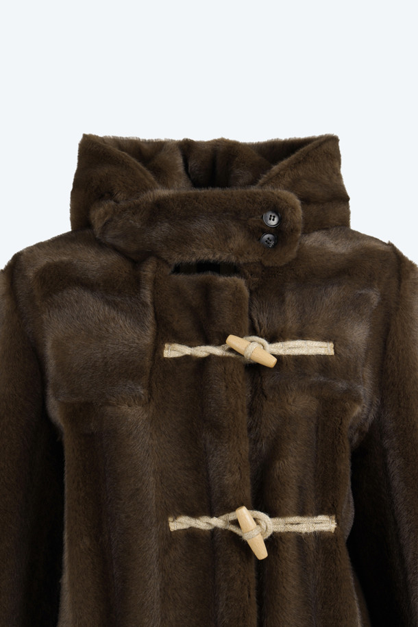 부드러운 인조 퍼 소재로 포근함을 더한 에코 퍼 더플 코트입니다. 클래식한 무드의 브라운 컬러에 롱 기장과 루즈핏으로 편안한 착용감을 선사합니다. 겨울철 보온성을 높여주는 두꺼운 두께감과 토글 버튼 디테일이 돋보이며, 긴 소매 디자인으로 따뜻하게 연출할 수 있습니다. 출근룩과 모임룩, 클래식, 미니멀, 캐주얼 등 다양한 스타일과 TPO에 활용 가능합니다.
