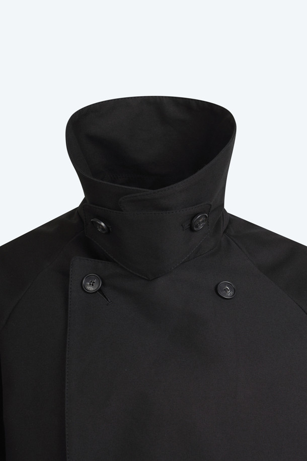 **코튼 피코트**

간절기에 적합한 코튼 소재의 피코트입니다. 블랙 컬러의 무지 디자인으로, 클래식하고 미니멀한 스타일을 연출합니다. 더블 버튼 여밈 방식과 레귤러 핏으로, 출근룩과 모임룩 모두에 활용 가능합니다. 와이드 칼라와 심플한 실루엣이 특징이며, 반소매 기장으로 세련된 느낌을 줍니다. 면과 폴리에스테르 혼방 소재로 제작되어 편안한 착용감을 선사합니다.
