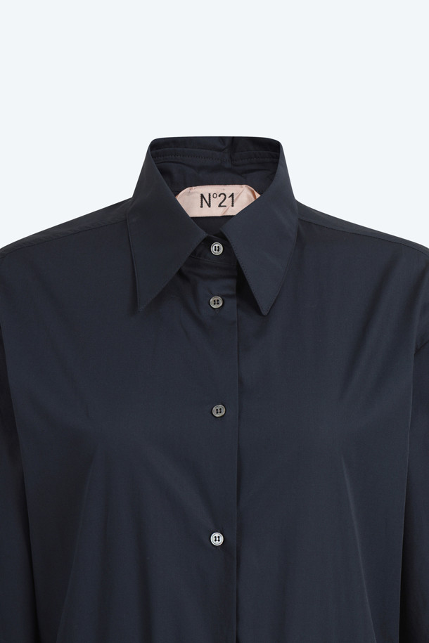 네이비 컬러의 우븐 드레스입니다. 셔츠 칼라와 긴소매, 셔츠 스타일 디테일이 돋보이는 디자인으로 클래식하고 세련된 무드를 연출합니다. A라인 실루엣과 맥시 기장으로 우아함을 더하며, 레귤러핏으로 편안하게 착용 가능합니다. 오피스룩, 모임룩, 데이트룩 등 다양한 TPO에 활용할 수 있으며, 미니멀하고 시크한 스타일을 선호하는 여성분들께 추천합니다.
