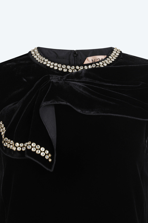 세련된 무드의 벨벳 미니 드레스입니다. 블랙 컬러의 부드러운 벨벳 소재로 제작되어 고급스러운 분위기를 자아냅니다. 라운드넥과 민소매 디자인으로 여성스러운 실루엣을 강조하며, 넥 라인의 핫픽스 디테일이 은은한 포인트를 더합니다. 슬림핏으로 날씬해 보이는 효과를 주며, 가을, 겨울 시즌 파티룩이나 연말 모임룩, 데이트룩으로 활용하기 좋습니다. 클래식, 미니멀, 시크 스타일을 선호하는 여성분들께 추천합니다.
