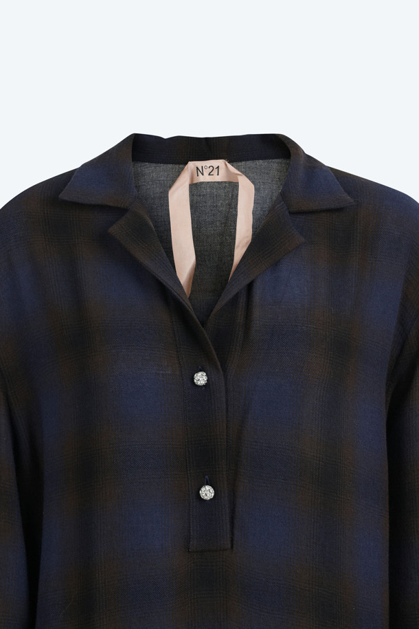 네이비와 블랙 컬러로 구성된 비스코스 소재의 체크 드레스입니다. 봄, 가을에 어울리는 얇은 두께감과 부드러운 촉감이 특징이며, 루즈핏에 플리츠 치마로 편안하면서도 여성스러운 실루엣을 연출합니다. 브이넥 라인과 긴소매, 블라우스 스타일 디자인으로 클래식하고 미니멀한 무드를 더했습니다. 데이트룩, 모임룩, 카페룩 등 다양한 TPO에 맞춰 활용할 수 있으며, 체크 패턴이 세련된 포인트를 더해줍니다.
