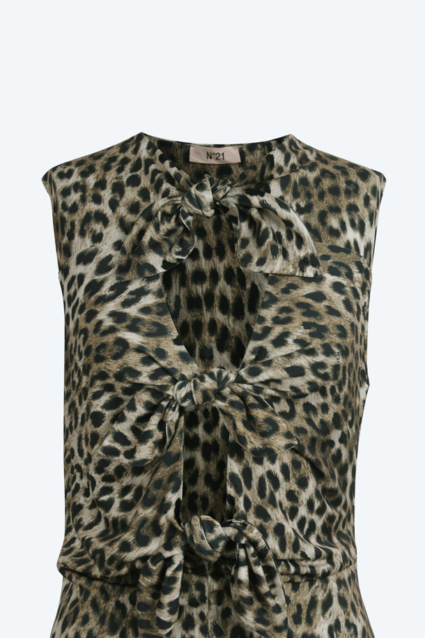 레오파드 바디수트는 여성스러운 스타일을 강조하는 여름 바디수트입니다. 브라운과 블랙 두 가지 색상으로 출시되어, 각자의 개성에 맞게 선택할 수 있습니다. 슬림핏 디자인에 민소매, 스퀘어넥 라인으로 시원하고 섹시한 분위기를 연출하며, 중앙 리본 타이 디테일이 페미닌한 무드를 더합니다. 얇은 두께감으로 편안한 착용감을 제공하며, 수영복 또는 일상복으로 활용할 수 있습니다. 휴가룩, 리조트룩, 여름 바캉스룩에 잘 어울리는 아이템으로, 로맨틱하고 미니멀한 스타일을 즐길 수 있습니다.
