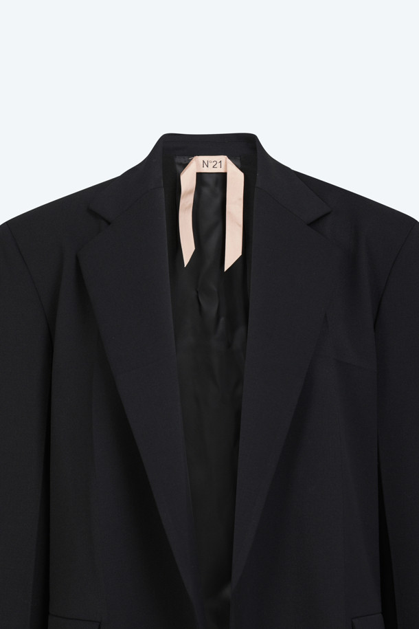 N21(엔투애니원)의 우븐 오픈 자켓입니다. 블랙과 그레이 컬러의 울 소재로 제작되었으며, 미니멀한 디자인과 스트라이프 패턴이 특징입니다. 오픈형 디자인으로, '오피스룩', '모임룩', '비즈니스 캐주얼' 등 다양한 TPO에 활용 가능합니다. '클래식', '미니멀', '시크' 스타일을 선호하는 고객에게 적합하며, 긴 소매 기장으로 제작되었습니다. N21 Pre Collection, N21 베스트셀링 제품입니다.
