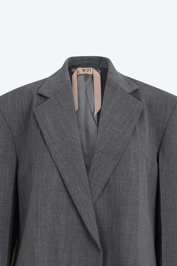 **우븐 오픈 재킷**은 여성 의류로, 차분한 **블랙**과 **그레이** 컬러의 **미니멀**한 디자인이 돋보이는 **우븐 오픈 자켓**입니다. **봄**과 **가을**에 적합하며, **울** 소재 특유의 고급스러운 분위기를 자아냅니다. **레귤러핏**의 **긴소매** 디자인으로, **스트라이프** 패턴이 은은하게 포인트가 되어 **클래식**하면서도 세련된 스타일을 연출합니다. **오픈** 형태로 제작되어 **출근룩**, **오피스룩**, **모임룩** 등 다양한 TPO에 활용 가능합니다.
