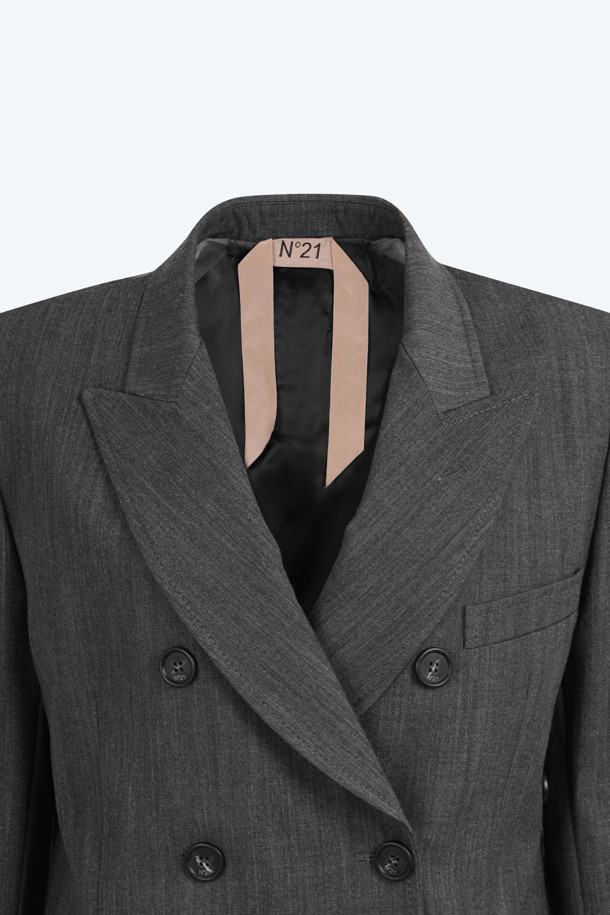 클래식한 무드의 우븐 더블 재킷입니다. 울 소재로 제작되어 고급스러운 느낌을 선사하며, 봄, 가을 시즌에 착용하기 좋습니다. 블랙과 그레이 두 가지 색상으로 출시되어, 오피스룩, 출근룩, 모임룩 등 다양한 TPO에 활용하기 좋습니다. 레귤러핏으로 편안하게 착용 가능하며, 미니멀하고 시크한 스타일을 연출하기에 적합합니다. 긴소매의 더블 버튼 디자인으로 세련된 느낌을 더했습니다.
