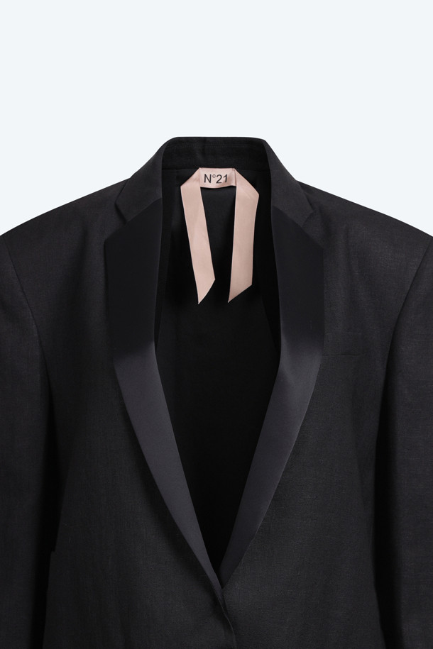 린넨 블랙 재킷은 봄, 여름 시즌에 어울리는 아우터입니다. 미니멀하고 베이직한 스타일의 무지 디자인으로, 데이트룩, 카페룩, 출근룩 등 다양한 TPO에 활용하기 좋습니다. 얇은 두께감의 린넨 소재와 오버핏 실루엣, 좁은 칼라와 싱글 버튼 여밈 방식의 블레이저 스타일로 시크한 매력을 더합니다. 긴 소매 기장의 레귤러 기장으로, 클래식하고 미니멀한 스타일을 연출할 수 있습니다.
