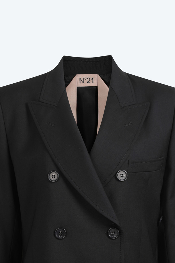 세련된 여성의 겨울 스타일을 완성하는 더블 버튼 재킷입니다. 블랙과 그레이 두 가지 컬러로 출시되어, 어떤 룩에도 시크하게 매치할 수 있습니다. 클래식하고 미니멀한 디자인에 레귤러 핏으로, 오피스룩, 출근룩, 겨울 데일리룩 등 다양한 TPO에 활용하기 좋습니다. 버진울 100% 소재로 제작되어 보온성이 뛰어나며, 두꺼운 두께감으로 겨울 추위에도 끄떡없습니다. 긴 소매와 더블 버튼 여밈, 무지 디자인이 특징인 자켓으로, 당신의 겨울 스타일을 더욱 돋보이게 해줄 것입니다.
