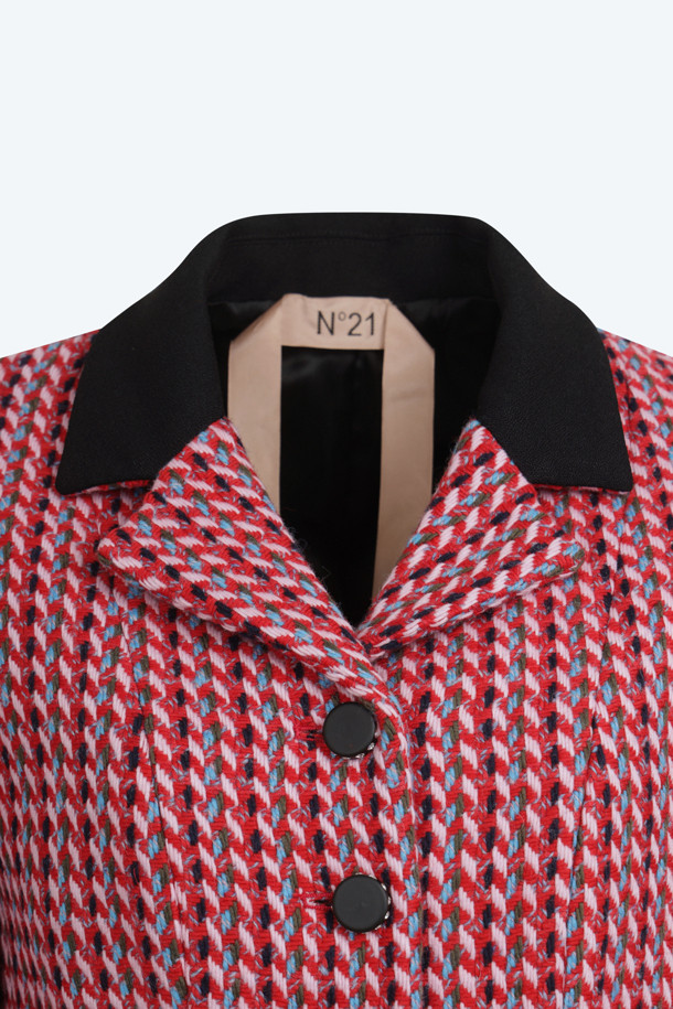 레드 체크 재킷은 울 소재로 제작되어 간절기에 착용하기 좋은 아우터입니다. 클래식, 캐주얼, 포멀한 스타일을 모두 아우르는 디자인으로, 데이트룩, 모임룩, 비즈니스 캐주얼에 활용하기 좋습니다. 크롭 기장에 긴 소매, 블랙 카라 디테일이 돋보이며, 체크 패턴이 경쾌한 느낌을 더합니다. 버튼 여밈 방식으로 편안하게 착용할 수 있으며, 미니멀하면서도 세련된 스타일을 연출합니다.
