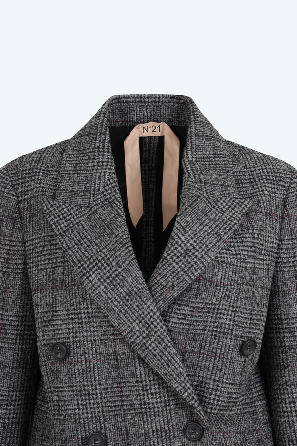 세련된 스타일을 완성하는 여성용 체크 울 자켓입니다. 가을, 겨울 시즌에 어울리는 두꺼운 두께감으로 포근함을 더하며, 클래식한 디자인과 테일러드핏이 돋보입니다. 더블 버튼 여밈 방식으로 포인트를 주고, 그레이 컬러의 체크 패턴이 세련된 분위기를 연출합니다. 데일리룩부터 오피스룩, 출근룩, 모임룩까지 폭넓게 활용할 수 있는 실용적인 아이템입니다. 울과 폴리에스테르 혼방 소재로 제작되어 부드러운 촉감과 편안한 착용감을 선사합니다.
