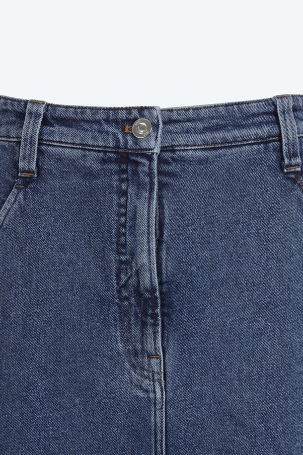 캐주얼한 데님 롱 스커트입니다. H라인 핏으로 떨어지는 블루 컬러의 스커트는 봄, 가을에 적합하며, 데이트룩, 쇼핑룩 등 다양한 TPO에 활용하기 좋습니다. 뻣뻣한 촉감의 두꺼운 데님 소재로 제작되었으며, 미니멀, 클래식 스타일을 연출하기에 좋습니다. 로고 패치 디테일이 돋보이는 디자인으로, 일상 속에서 개성을 드러낼 수 있습니다.
