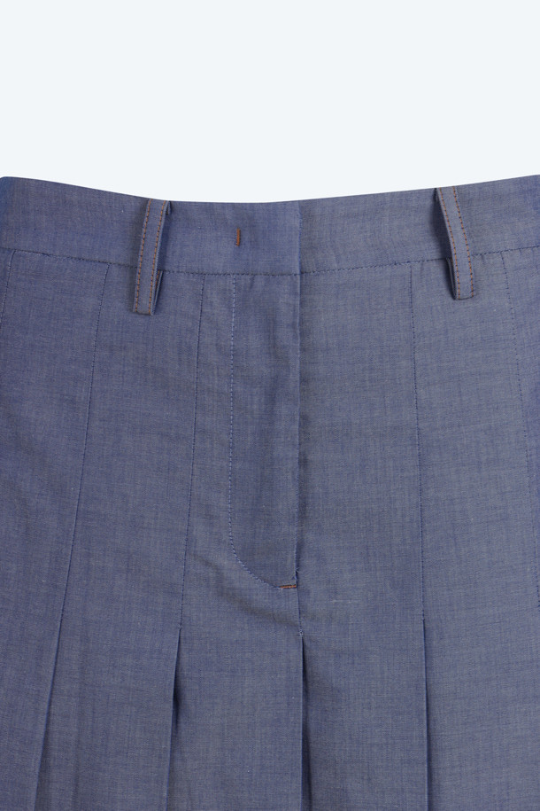 **샴브레이 맥시 스커트**

부드러운 샴브레이 소재로 제작되어 내추럴한 촉감이 돋보이는 여성용 맥시 스커트입니다. 발목까지 흐르는 기장과 플리츠 디자인이 우아한 분위기를 자아냅니다. 봄, 여름 시즌에 데이트룩, 카페룩, 여행룩 등 다양한 TPO에 활용하기 좋습니다. 클래식, 미니멀, 리조트 스타일을 즐기는 분들께 추천합니다. 무지 패턴으로 어떤 상의와도 쉽게 매치할 수 있습니다.
