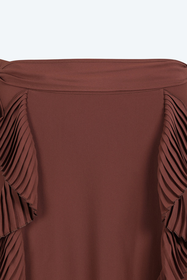 우아하고 여성스러운 실루엣을 연출하는 실크 프릴 스커트입니다. 부드러운 촉감의 실크 소재로 제작되어 편안한 착용감을 선사하며, A라인 핏과 프릴 디테일이 특징입니다. 버건디와 블랙 두 가지 세련된 컬러로 제공되어, 데이트룩, 모임룩, 소개팅룩 등 다양한 TPO에 활용하기 좋습니다. 클래식, 미니멀, 로맨틱 스타일을 즐겨 입는 여성분들께 추천합니다. 사계절 내내 활용 가능한 아이템으로, 엘레강스하고 우아한 무드를 연출해 보세요.
