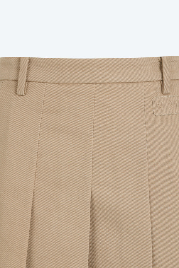 베이직한 무드의 코튼 플리츠 스커트입니다. 봄, 여름, 가을, 세 계절 모두 활용 가능한 적당한 두께감의 면 소재로 제작되어 편안한 착용감을 선사합니다. 클래식하고 미니멀한 스타일을 연출하기 좋으며, 플리츠 디테일이 여성스러운 분위기를 더합니다. 데이트룩이나 카페룩에 매치하여 세련된 스타일을 완성해 보세요. 무지 디자인으로 다양한 상의와 쉽게 코디할 수 있습니다.
