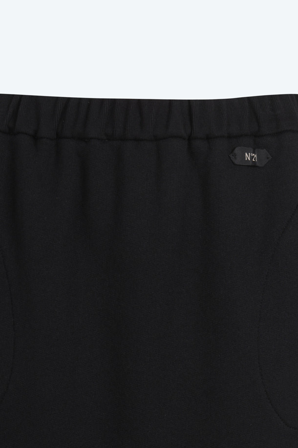 부드러운 면 소재로 제작되어 편안한 착용감을 선사하는 여성용 스웻 롱 스커트입니다. 캐주얼한 스타일로 봄, 가을, 겨울 일상복으로 활용하기 좋으며, 특히 동네 마실룩, 집콕룩, 겨울 데일리룩에 적합합니다. H라인 핏으로 떨어지는 롱 스커트 디자인에 블랙, 그레이 색상으로 무지 패턴을 더해 미니멀하고 클래식한 분위기를 연출합니다. 두께감 있는 원단으로 제작되어 따뜻함을 유지하며, 셋업으로도 활용 가능하여 더욱 다양한 스타일을 연출할 수 있습니다.
