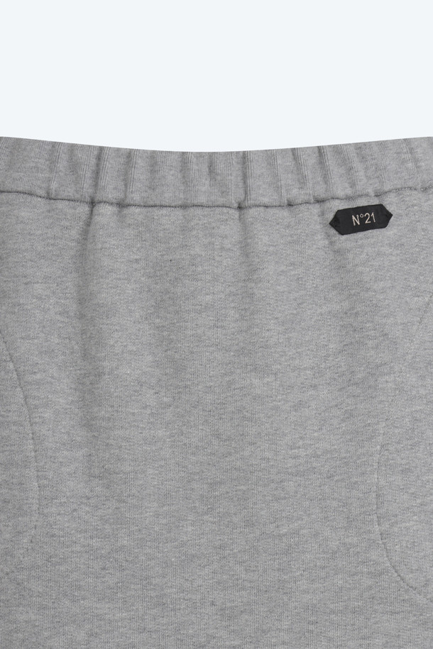 **스웻 롱 스커트**

부드러운 면 소재로 제작되어 편안한 착용감을 선사하는 여성용 스웻 롱 스커트입니다. 캐주얼한 스타일로, 블랙과 그레이 두 가지 색상으로 출시되어 다양한 상의와 매치하기 용이합니다. 봄, 가을 계절에 적합하며, H라인 핏으로 깔끔하고 세련된 실루엣을 연출합니다. 무지 디자인으로 유행을 타지 않고, 셋업으로도 활용 가능하여 활용도가 높습니다. 일상, 동네 마실, 집콕, 산책 등 편안한 스타일을 추구하는 분들께 추천합니다.
