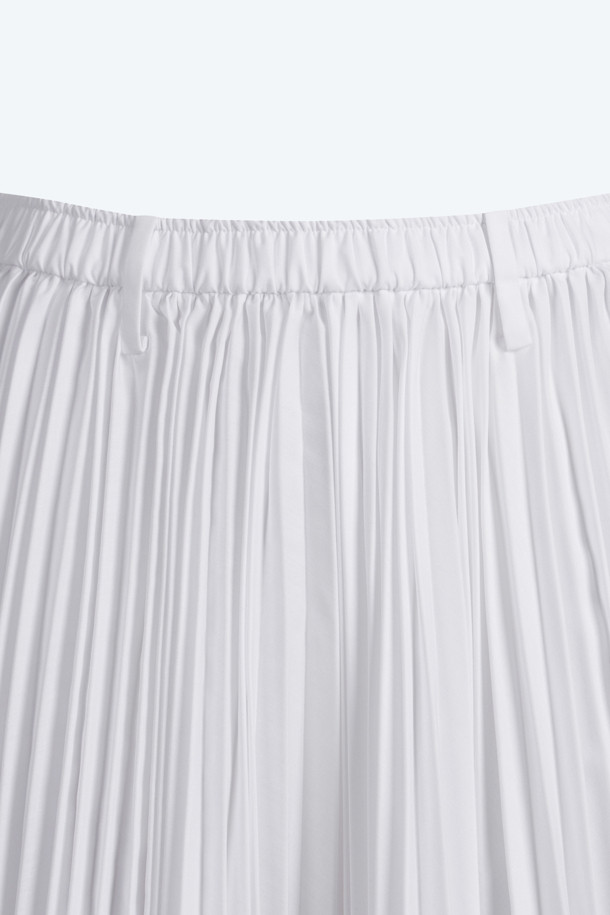 아코디언 플리츠 스커트는 여성 의류로, 봄과 여름에 어울리는 얇은 두께감의 플리츠 스커트입니다. A라인과 플리츠 디자인이 특징이며, 미니멀, 클래식, 캐주얼 스타일을 연출할 수 있습니다. 블랙과 화이트 두 가지 색상으로 제공되어 다양한 상의와 매치하기 용이합니다. 데이트룩, 카페룩, 쇼핑룩 등 다채로운 TPO에 활용할 수 있는 베이직한 아이템입니다. 아코디언 플리츠 디테일이 돋보이는 디자인으로, 세련된 룩을 완성해보세요.
