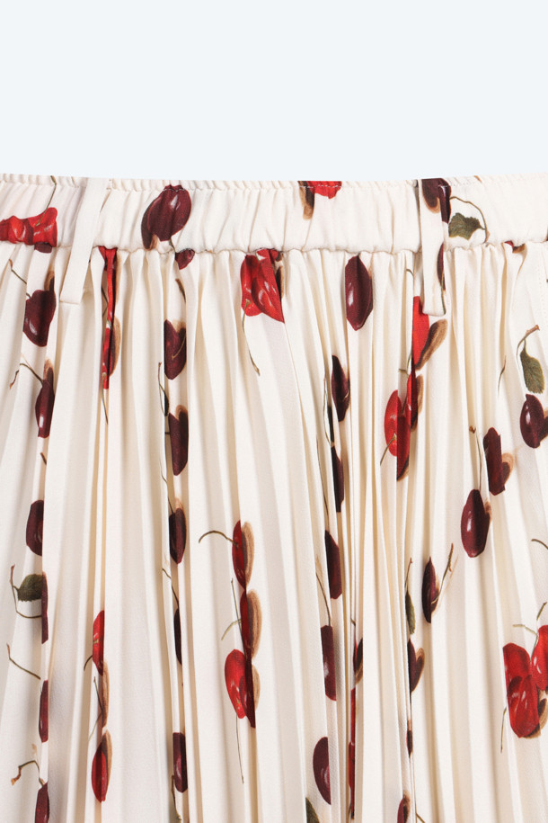 아코디언 플리츠 패턴 스커트는 여성용 플리츠 스커트입니다. 아이보리, 레드 두 가지 색상으로 출시되었으며, 봄, 여름 데일리룩에 잘 어울립니다. A라인 핏과 아코디언 플리츠 디자인이 사랑스러운 분위기를 연출하며, 체리 프린트 패턴으로 포인트를 더했습니다. 얇은 두께감으로 시원하게 착용 가능하며, 데이트룩, 봄 소풍룩, 카페룩 등 다양한 TPO에 활용할 수 있습니다. 미니멀하면서도 걸리시한 스타일을 선호하는 분들께 추천합니다.
