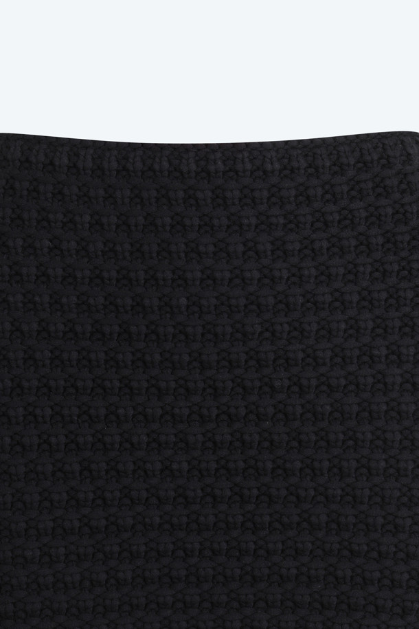 블랙 니트 스커트는 여성스러운 실루엣을 연출하는 H라인의 미니스커트입니다. 부드러운 촉감의 비스코스, 울 혼방 소재로 제작되어 가을, 겨울 시즌에 따뜻하게 착용할 수 있습니다. 슬림핏 디자인으로 시크하고 미니멀한 스타일을 완성하며, 밴딩 처리로 편안한 착용감을 제공합니다. 데이트룩, 모임룩, 겨울 데일리룩 등 다양한 TPO에 활용하여 클래식하고 세련된 룩을 연출해보세요.
