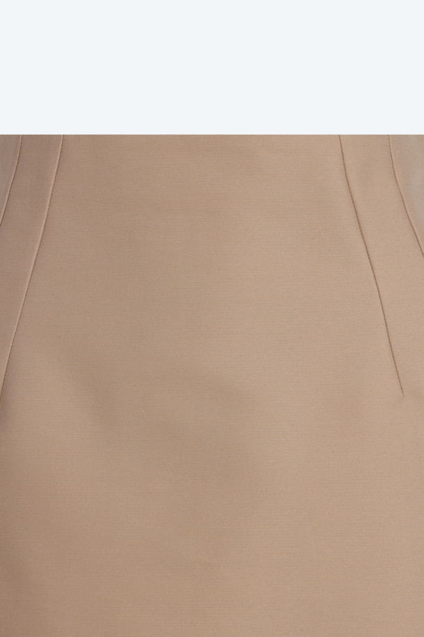 베이지 미니 스커트는 여성 의류로, 일상생활에서 활용하기 좋은 아이템입니다. 미니멀하고 베이직한 스타일을 추구하며, H라인 핏에 하이웨이스트 디자인으로 제작되었습니다. 우븐 소재의 무지 패턴으로, 사계절 내내 착용할 수 있는 실용적인 제품입니다. 데이트룩이나 쇼핑룩에 매치하여 미니멀, 클래식, 캐주얼 스타일을 연출해보세요.
