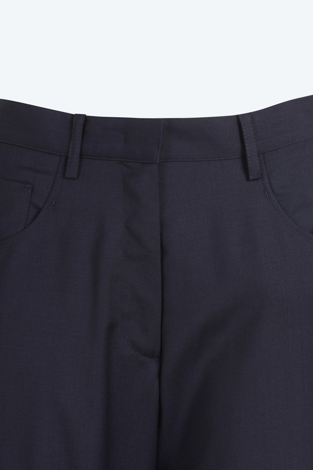 버진울 와이드 팬츠는 가을, 겨울 시즌에 어울리는 여성용 와이드 팬츠입니다. 네이비 컬러의 무지 디자인으로 미니멀하고 시크한 스타일을 연출하며, 데일리, 출근, 오피스룩으로 활용하기 좋습니다. 부드러운 촉감의 버진울 소재로 제작되어 고급스러운 실루엣을 선사하며, 히든 클로저 방식으로 깔끔하게 마감되었습니다. 루즈핏의 긴 기장으로 편안함과 스타일리시함을 동시에 잡았습니다.
