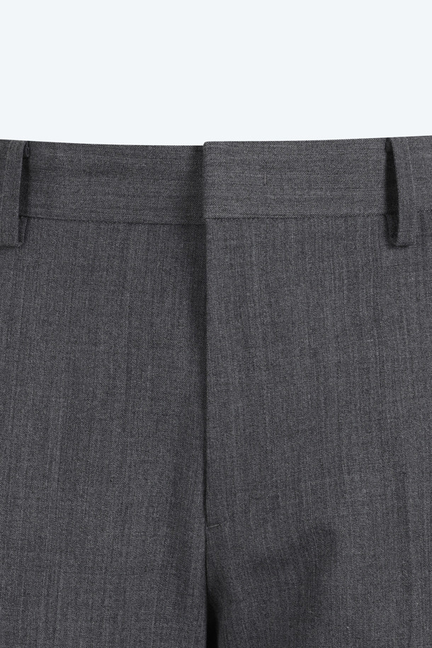 세련된 무드의 여성용 우븐 크롭 슬랙스입니다. 미니멀하고 클래식한 스타일을 추구하는 분들께 적합하며, 오피스룩, 비즈니스 캐주얼, 모임룩 등 다양한 TPO에 활용할 수 있습니다. 울 혼방 소재로 제작되어 부드러운 촉감과 우수한 착용감을 선사하며, 얇은 두께감으로 사계절 내내 활용 가능합니다. 슬림핏 디자인과 크롭 기장으로 다리가 길어 보이는 효과를 주며, 히든 클로저 디테일로 깔끔한 핏을 완성합니다. 그레이 컬러와 무지 패턴으로 어떤 상의와도 쉽게 매치하여 시크한 스타일을 연출할 수 있습니다.
