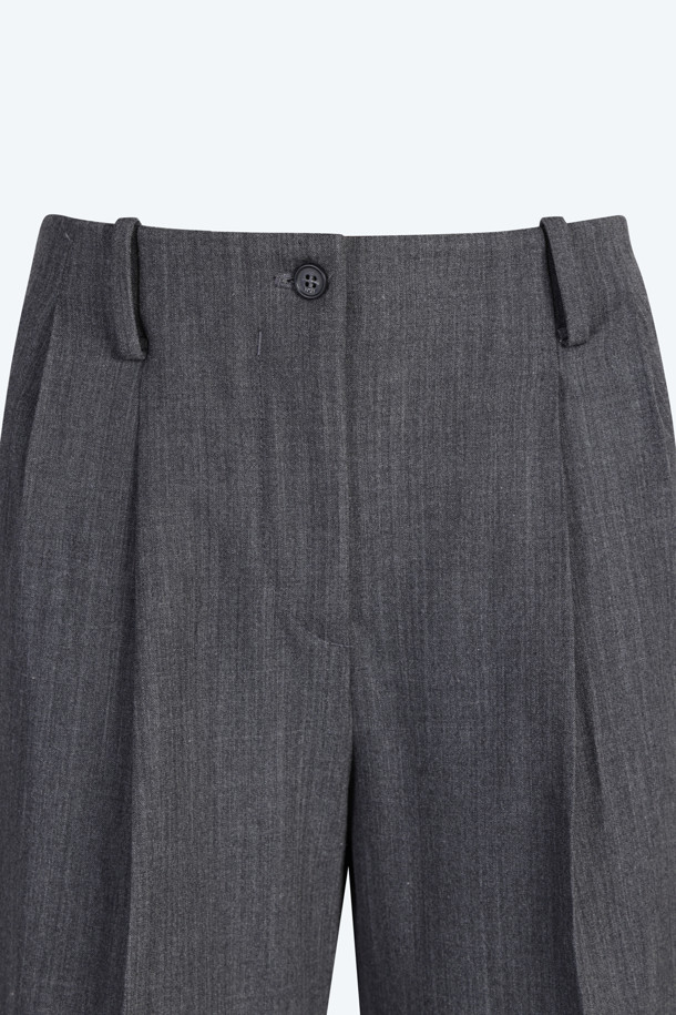 포근한 울 소재로 제작되어 가을, 겨울 시즌에 착용하기 좋은 여성 우븐 와이드 슬랙스입니다. 톤 다운된 그레이 컬러에 무지 패턴으로 미니멀하고 클래식한 스타일을 연출합니다. 넉넉한 와이드 핏에 긴 기장으로 다리 라인을 커버하며 시크한 무드를 더합니다. 오피스룩, 출근룩, 겨울 데일리룩 등 다양한 TPO에 활용할 수 있으며, 히든 클로저 디테일로 깔끔함을 더했습니다.
