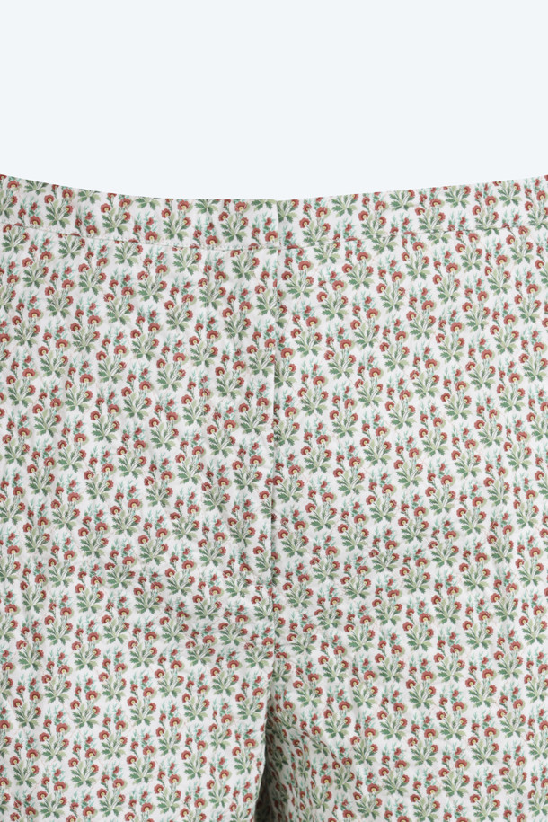 세련된 무드의 크롭 패턴 슬랙스입니다. 비스코스 소재로 제작되어 부드러운 촉감을 선사하며, 플레어 핏으로 다리가 길어 보이는 효과를 줍니다. 일상, 데이트룩, 카페룩, 모임룩 등 다양한 TPO에 활용 가능하며, 클래식, 미니멀, 시크 스타일을 연출하기 좋습니다. 크롭 기장과 패턴 디자인이 트렌디함을 더해줍니다.
