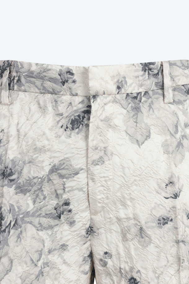 **크롭 플라워 패턴 슬랙스**

산뜻한 플라워 패턴이 돋보이는 여성용 크롭 슬랙스입니다. 비스코스 소재로 제작되어 봄, 여름 시즌에 시원하고 편안하게 착용할 수 있습니다. 플레어 핏으로 다리가 길어 보이는 효과를 주며, 데이트룩, 카페룩, 여행룩 등 다양한 TPO에 활용하기 좋습니다. 로맨틱, 미니멀, 클래식 스타일을 연출할 때 제격입니다.
