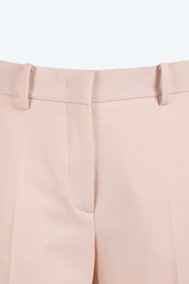 여성스러운 무드를 연출하는 핑크 와이드 슬랙스입니다. 부드러운 촉감과 세련된 와이드핏이 돋보이며, 파우더 핑크 컬러가 은은한 분위기를 더합니다. 일상, 포멀, 캐주얼 등 다양한 TPO에 활용 가능하며, 미니멀, 클래식, 시크 스타일을 즐기는 분들께 추천합니다. 봄, 여름, 가을 시즌에 착용하기 좋은 긴 기장의 슬랙스로, 스타일리시한 실루엣을 완성합니다. 출근룩, 오피스룩, 모임룩에 활용하여 멋스러운 스타일을 연출해보세요.
