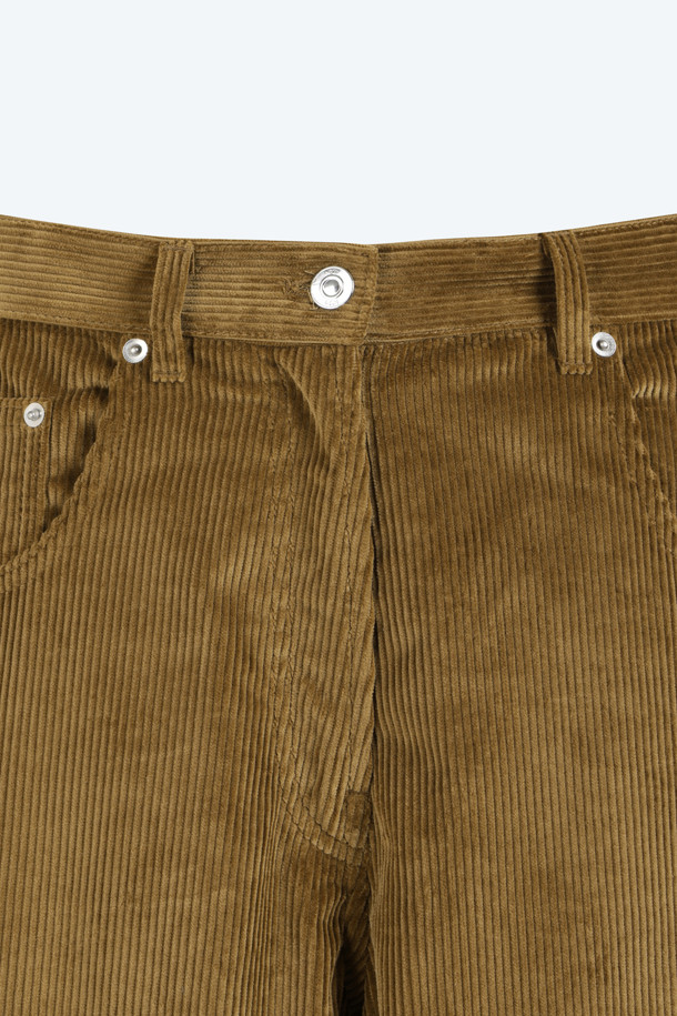 부드러운 촉감의 코듀로이 소재로 제작된 와이드 핏 팬츠입니다. 헤이즐넛과 플럼 두 가지 색상으로 출시되어, 가을, 겨울 시즌에 따뜻하고 포근한 느낌을 선사합니다. 넉넉한 와이드 핏과 탄탄한 원단감으로 편안하면서도 트렌디한 스타일을 연출할 수 있습니다. 출근룩과 모임룩 모두에 활용 가능하며 클래식, 미니멀, 캐주얼 등 다양한 스타일을 소화합니다.

