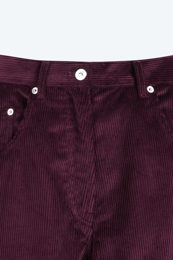 부드러운 촉감과 따뜻한 질감이 특징인 코듀로이 와이드 팬츠입니다. 가을, 겨울에 어울리는 두꺼운 두께감으로, 헤이즐넛과 플럼 두 가지 컬러로 만나보실 수 있습니다. 트렌디한 와이드핏 디자인에 무지 패턴으로 어떤 스타일에도 매치하기 용이합니다. 겨울 데일리룩, 카페룩, 쇼핑룩 등 다양한 TPO에 활용 가능하며, 클래식, 미니멀, 캐주얼 무드를 연출하기 좋습니다. 탄탄한 원단감으로 오랫동안 변함없이 즐겨 입을 수 있습니다.
