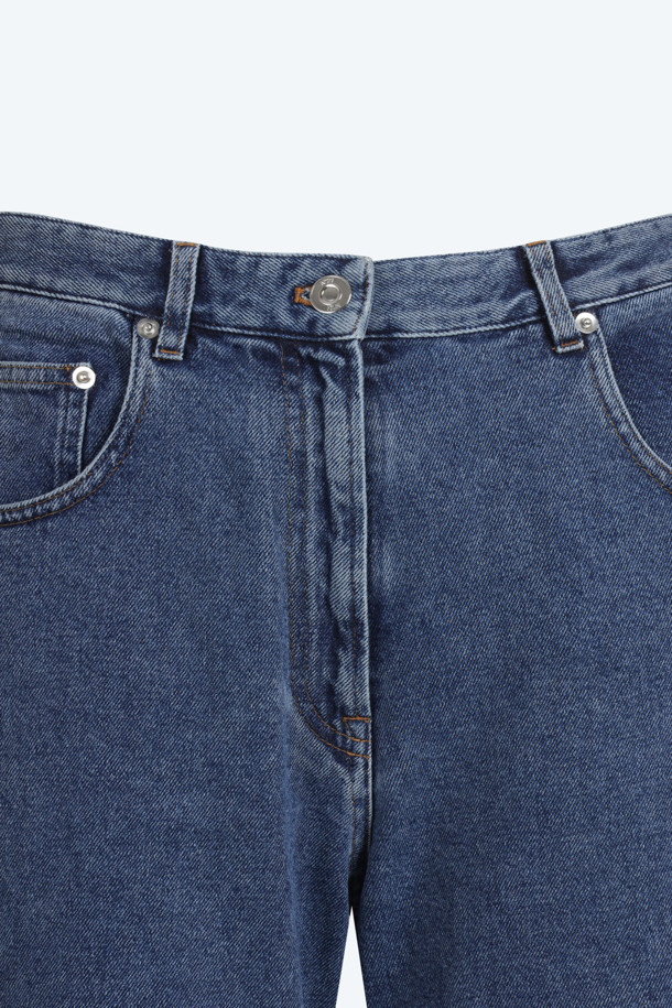 N21 캡슐 컬렉션의 와이드 블루 데님 팬츠입니다. 일상, 데이트룩, 쇼핑룩에 모두 잘 어울리는 베이직 스타일의 여성 의류입니다. 봄, 가을 계절에 적합하며, 캐주얼, 미니멀, 클래식 스타일을 연출할 수 있습니다. 맥시 기장의 와이드핏으로, 데님 소재 특유의 편안함과 멋을 동시에 느낄 수 있습니다. 무지 디자인으로 어떤 상의와도 쉽게 매치하여 다양한 스타일을 연출할 수 있습니다.
