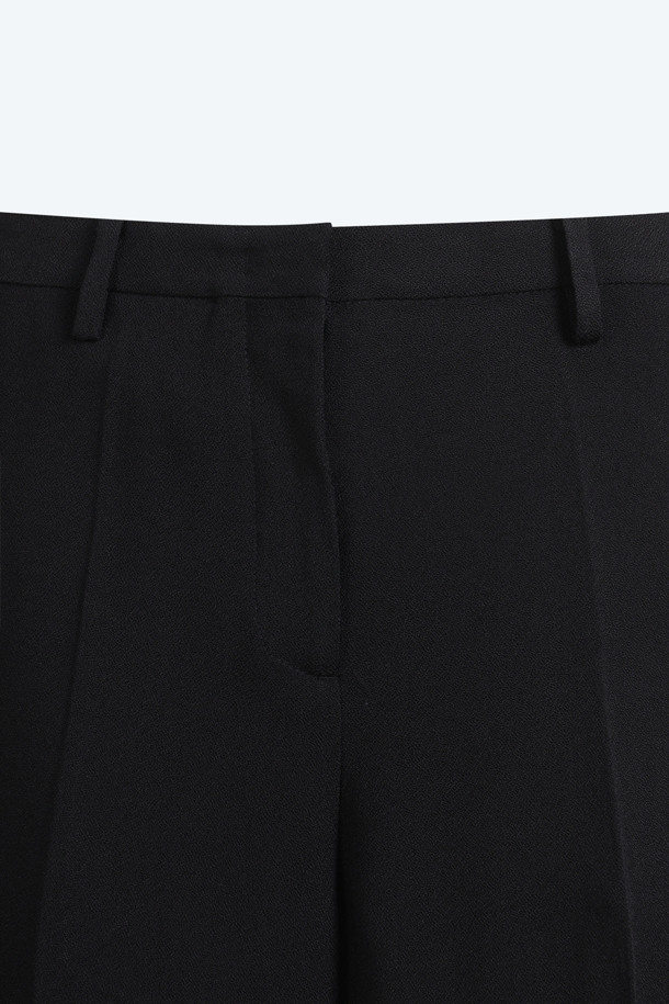 세련된 블랙 컬러의 버뮤다 쇼츠입니다. 봄, 여름 시즌에 어울리는 베이직 스타일로, 데일리룩에 활용하기 좋습니다. 부드러운 비스코스 소재로 제작되어 편안한 착용감을 선사하며, 레귤러핏으로 어떤 상의와도 잘 어울립니다. 쇼핑룩, 카페룩 등 다양한 TPO에 맞춰 미니멀, 클래식, 캐주얼 스타일을 연출해보세요. 무릎 기장으로 다리 라인을 커버해주어 부담 없이 즐겨 입을 수 있습니다.
